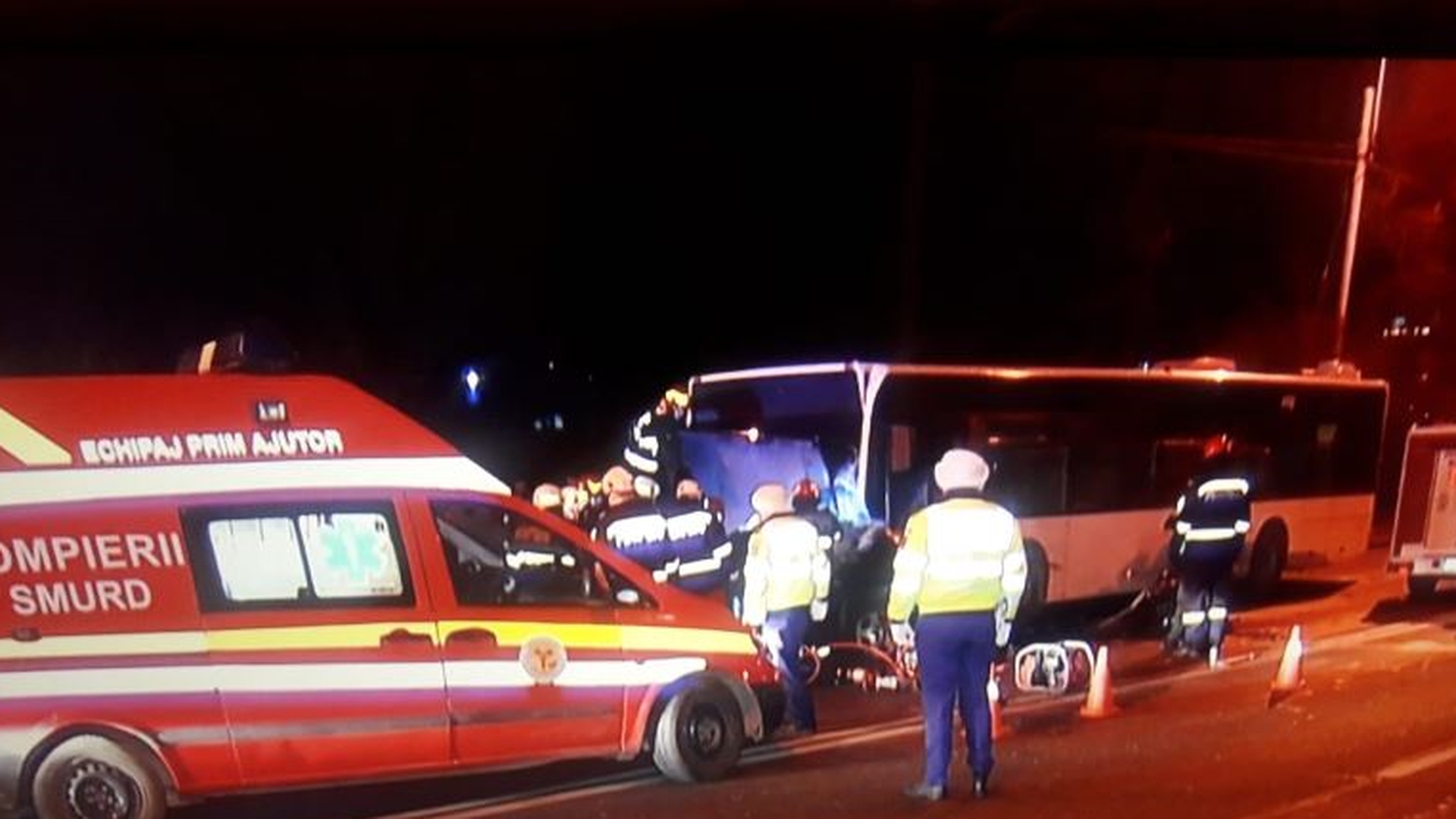Două persoane din Capitală au murit după ce mașina în care se aflau a lovit frontal un autobuz