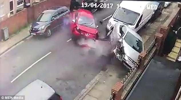 Accident spectaculos! A distrus 5 mașini, apoi a fugit și a anunțat Poliția că i-a fost furat autoturismul! Cum a fost prins șoferul și ce a pățit