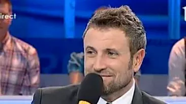 VIDEO Botezatu o vrea pe Simona! I-a cantat prezentatoarei o piesa de-a lui Banica!