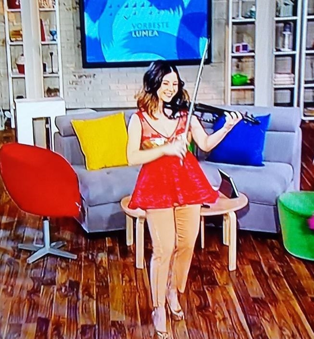Alexandra Violin, fosta componentă a trupei Amadeus, a revenit pe scenă după ce a născut în secret