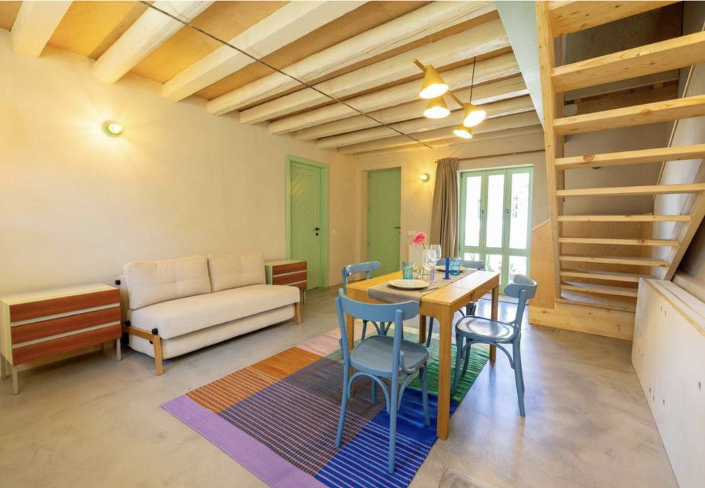 Cât te costă dacă vrei să dormi o noapte în casa lui Tudor Chirilă de la Viscri? Nici la Paris nu e așa de scump