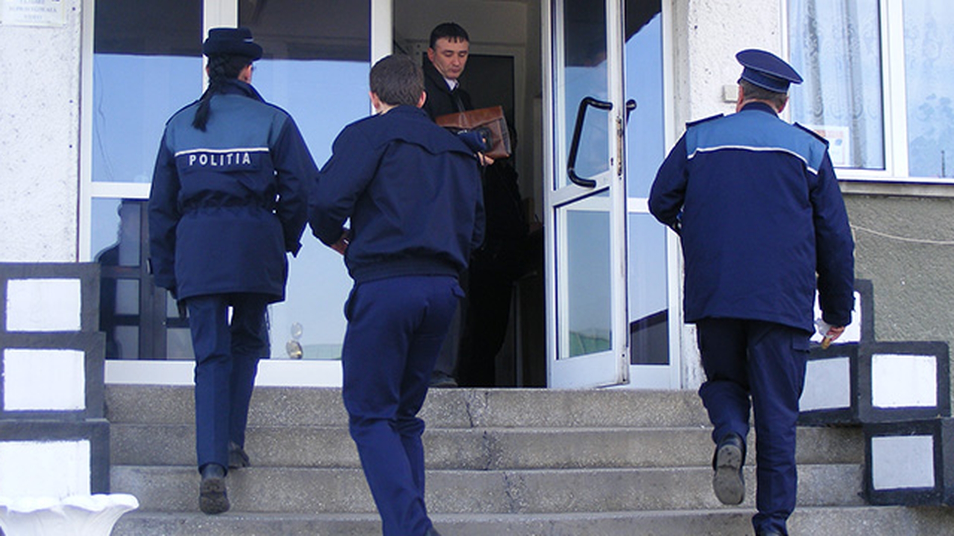 Percheziţii la Poliţia Pantelimon, 11 poliţişti fiind suspectaţi că au luat mită: "Sunt implicaţi agenţi de la poliţia rutieră"