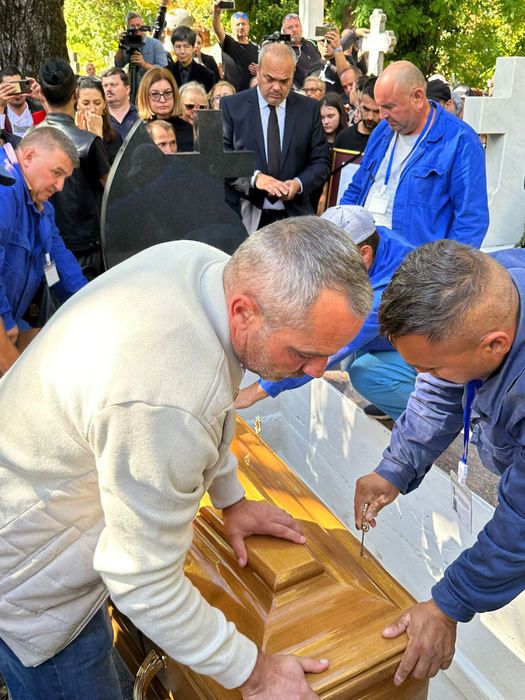 Alexandru Arșinel a fost înmormântat în cimitirul Bellu, duminică, în jurul prânzului. A fost condus pe ultimul drum de peste 200 de oamani (Foto: CANCAN.RO)