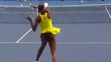 VIDEO INCENDIAR PE TERENUL DE TENIS! Venus Williams a jucat fara chiloti!