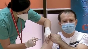 După Klaus Iohannis, și premierul Florin Cîțu s-a vaccinat. Ce reacție a avut după procedură