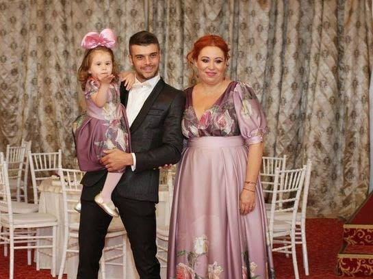 Oana Roman, susținută de Marius Elisei la spital, unde a ajuns fiica lor. Ce vești au primit azi de la medici