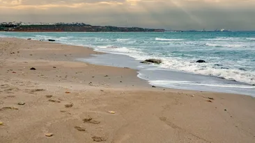 Stațiunea din România care imită Mykonosul. Fructe la șezlong, cocktailuri și DJ din Italia sau Grecia