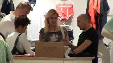 Se poarta cu ea precum cu o floare! Marcel Pavel nu isi scapa din ochi sotia insarcinata in opt luni nici macar la cumparaturi!