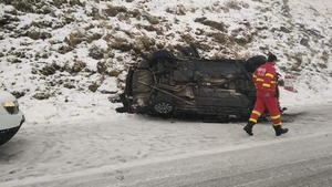 O mașină s-a răsturnat pe Tranfăgărășan! Victimele au scăpat cu viață ca prin minune