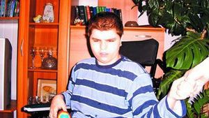 Ajutati-lpe Luca sa se ridice din scaunul cu rotile!
