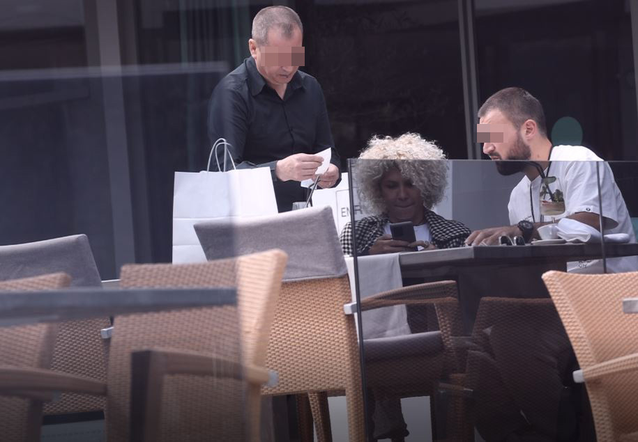 Ospătarul verifică nota de plată (Foto: CANCAN.RO)