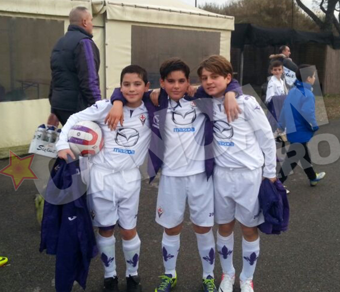 Andrei David (centru), alături de doi dintre colegii lui de la Fiorentina