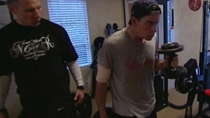 Charlie Sheen are un abdomen de invidiat