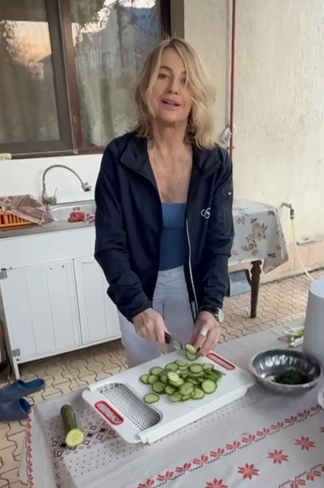 Nadia Comăneci a gătit în vizită la mama ei. Sursa foto: captură video / orangesport.ro