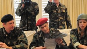 Charlie Sheen si-a tras comando