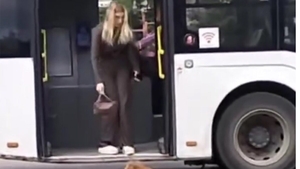 Imagini controversate din Iași, devenite virale. Gestul rușinos făcut de această blondă, în autobuz