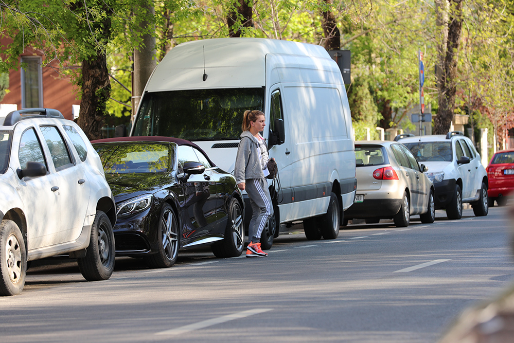 Simona Halep, coborând din noul său Mercedes AMG S cabriolet