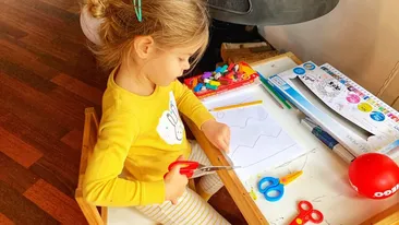 O fetiță de trei ani a murit după ce a mâncat din drogurile tatălui său. Părinții dau vina unul pe celălalt de tragedie