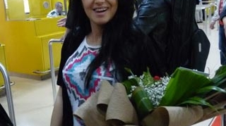 Elena, de la Mandinga, intampinata cu un buchet mare de flori pe aeroportul din Baku!