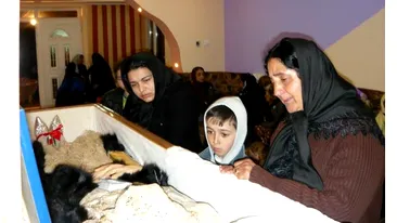 Iarta-i, Doamne, ca nu stiu ce fac! Cativa rromi i-au facut cont de HI5 unei rude moarte, cu poze de la inmormantare!