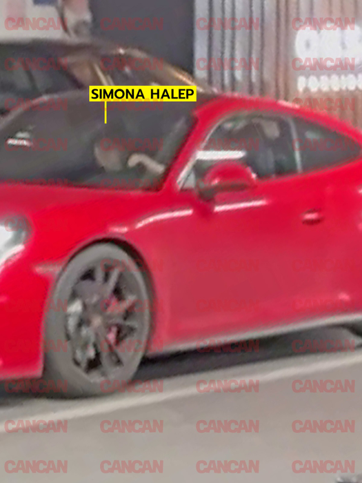 Ex-liderul WTA a fost cu șoferul la mall, dar nu a părut în apele ei, după ce a coborât din superbul Porsche Carrera 4. Ce-ai pățit, Simo?