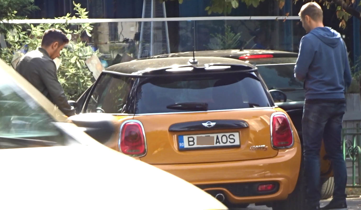 Alin Cocoş ia mâncare la pachet şi pleacă alături de amicul său, cu Mini Cooper-ul