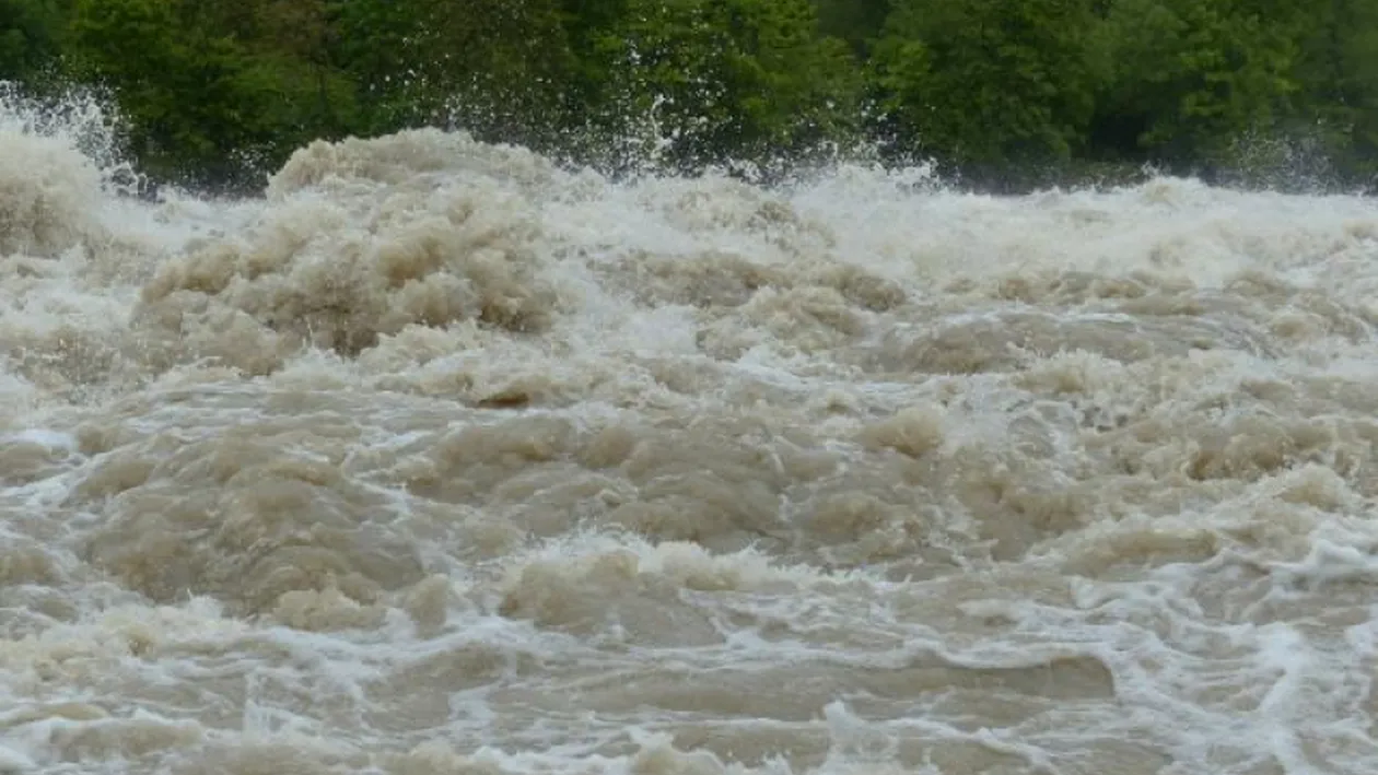 Cod portocaliu de inundații pe râuri din județele Sălaj și Mureș