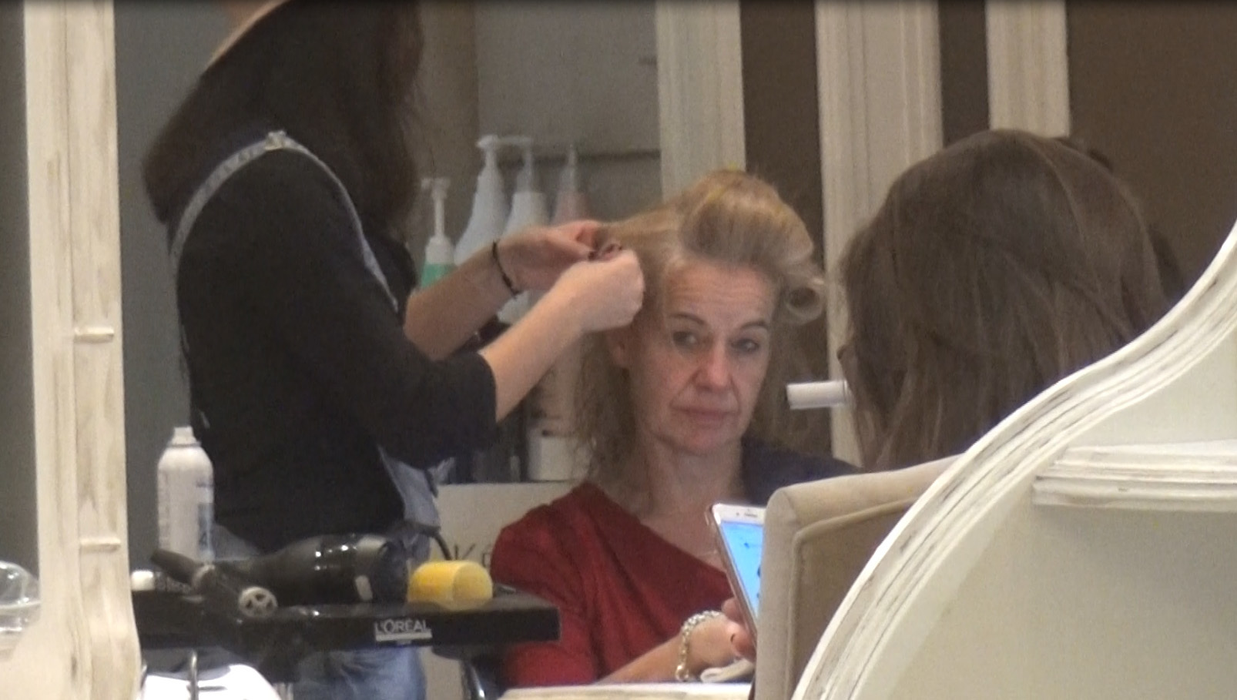 Stella Ronner Grubacic este foarte atentă cu imaginea ei şi merge des la coafor, chiar şi atunci când ar trebui să fie la ambasadă. Ea s-ar afla în spatele "Filierei olandeze" care vrea să ia din România 1,6 miliarde de euro