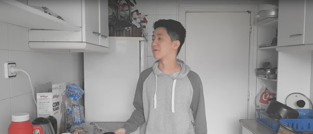 Un cerşetor român din Barcelona, umilit de un vlogger care i-a oferit biscuiţi umpluţi, după ce le-a înlocuit crema: „L-am ajutat să se spele”. Ce pedeapsă riscă starul YouTube