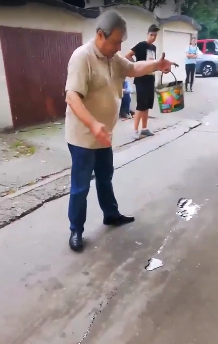 Așa ceva nu s-a mai văzut! Cum s-a răzbunat un pensionar din Bacău pe copiii gălăgioși din spatele blocului