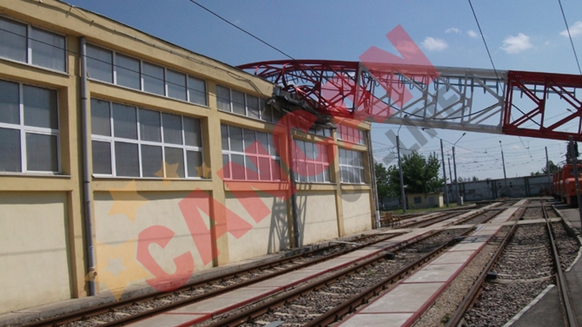Sase tramvaie si doua hale RATB, distruse dupa ce o macara s-a prabusit la Depoul Giurgiului!