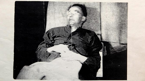 Cadavrul lui Himmler, la cateva secunde dupa ce s-a sinucis