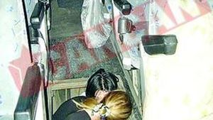 S-au ascuns in podeaua autocarului