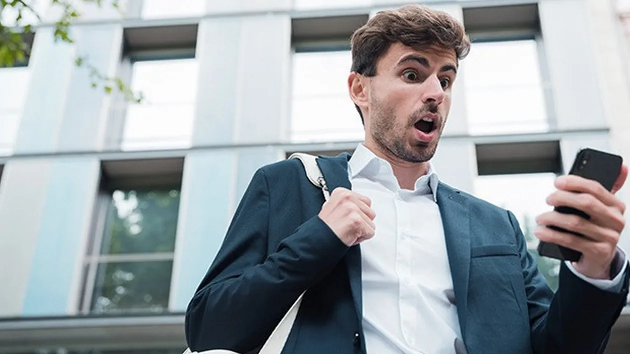 BANC. „Bună. Am găsit acest telefon într-un bar”