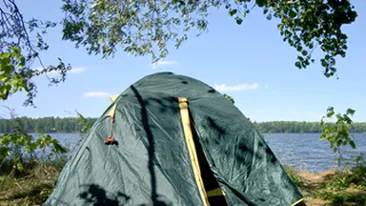 Sapte turisti, aflati cu cortul langa Barajul Vidraru, au fost surprinsi de viitura