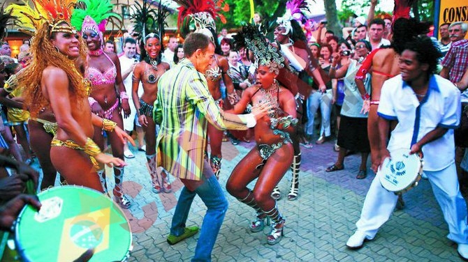 Mazare danseaza la carnavalul de la Sao Paolo