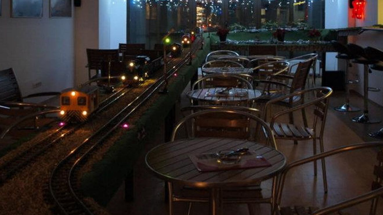In intuneric, printre trenulete, la teatru si... in avion! Astea sunt cele mai inedite restaurante din Bucuresti!
