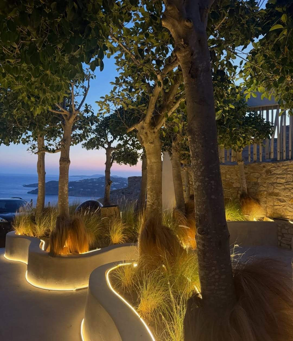 Alex Bodi nu s-a uitat la bani! Cât costă o noapte în vila de lux din Mykonos unde se relaxează cu Anca