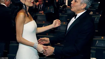 Soţia lui GEORGE CLOONEY şi-a arătat burtica de gravidă în premieră, pe covorul roşu! Imaginile sunt spectaculoase