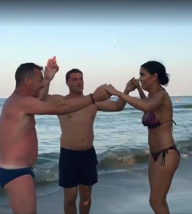 Rar mai vezi aşa ceva! Ce a făcut aseară ANDREEA MANTEA cu doi bărbaţi pe plajă: „Oamenii se uită la noi ca la circ!“