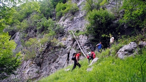 Localitatea din România unde românii ajung doar dacă se urcă pe scară! Da, aţi citit bine. Cum arată satul bizar