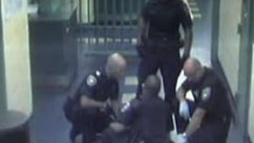 VIDEO 5 politisti canadieni bat o tanara arestata  si apoi ii taie sutienul cu foarfeca