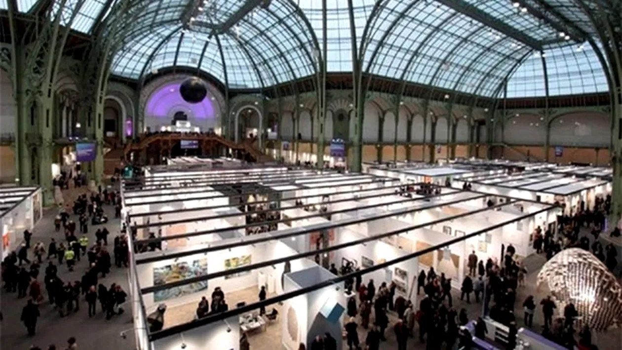 Jaf de proporţii în Paris! Bijuterii de aproape un sfert de milion de euro au fost furate ca-n filme cu ajutorul unei diversiuni