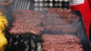 Pericolul descoperit în carnea de mici vândută pentru 1 Mai. Rezultatele analizelor de laborator sunt HALUCINANTE