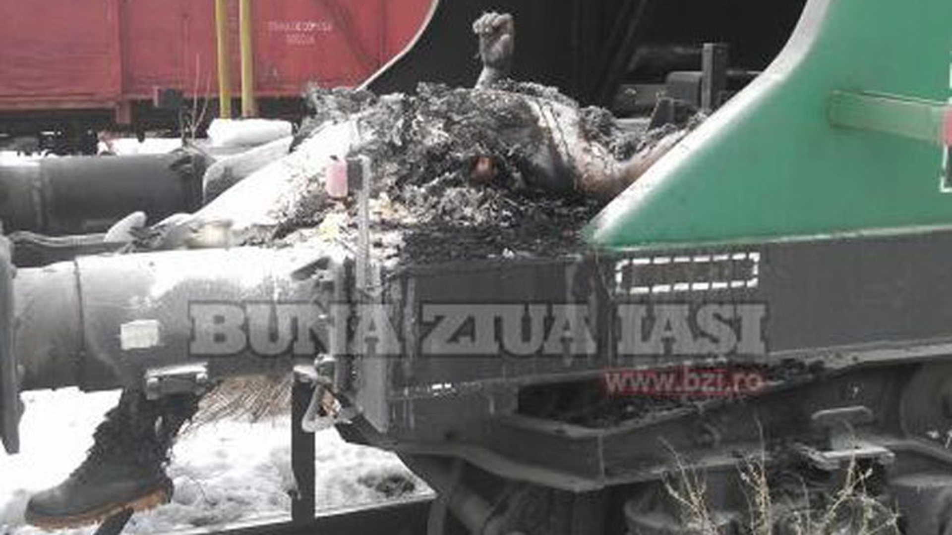 VIDEO SOCANT! Un barbat a fost gasit pe un vagon de tren, carbonizat de 27.000 de volti!