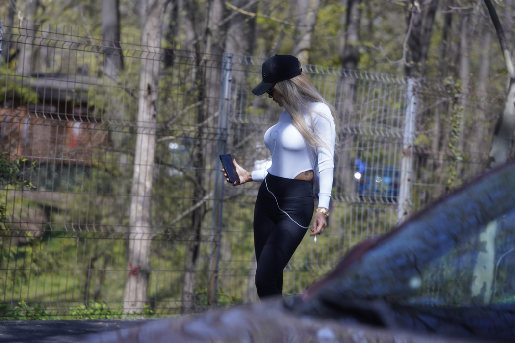 Oana Neacșiu se uită în telefon / Sursă foto: CANCAN.RO