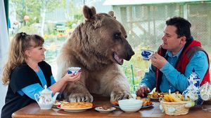 Un cuplu din Rusia locuieşte c-un urs! FOTO incredibile cu STEPAN, ursul care stă cu ei până şi la masă