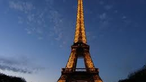 Stare de alertă la Paris! Autorităţile au primit un apel că Turnul Eiffel va fi aruncat în aer!