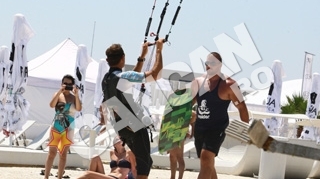 Nimic nu il rapune pe Radu Mazare! Kiteboard-ul l-a trantit in apa, dar primarul Constantei a continuat sa faca show in Mamaia!