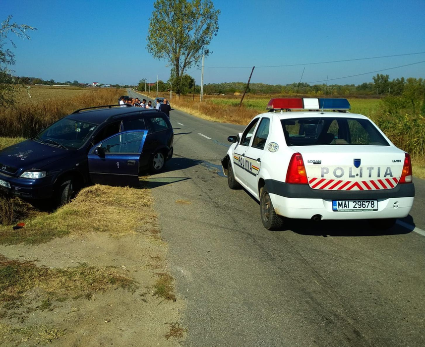 Mașina de poliție a fost avariată în timpul intervenției